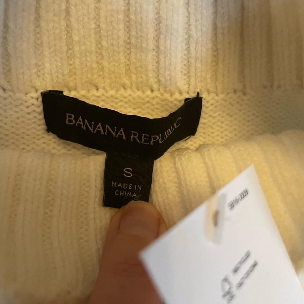 White Banana Republic Turtle Neck - Picture 3 of 4